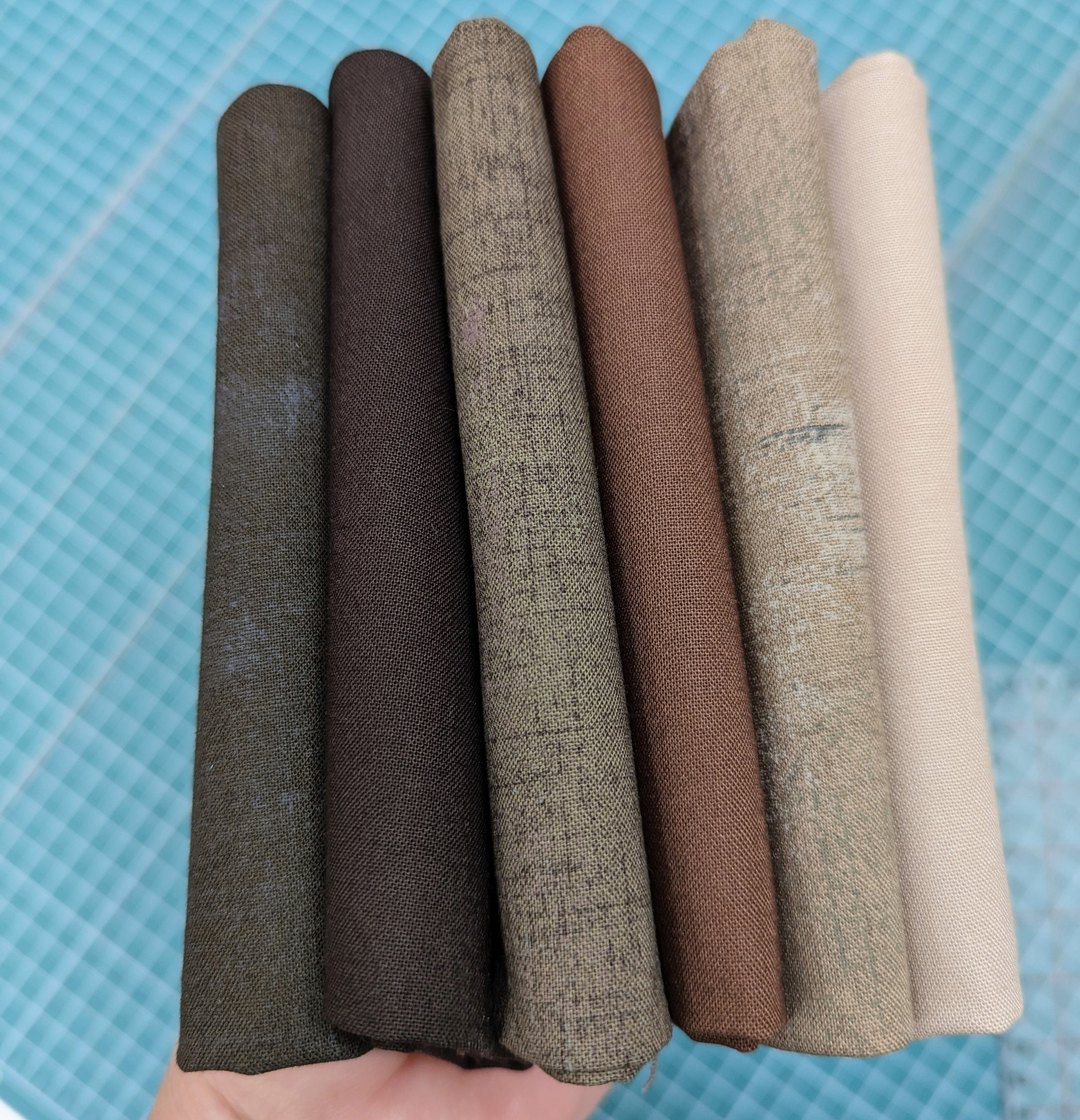 Ruskeiden kuosien ja kontrastivärien käyttö tilkkutöissä