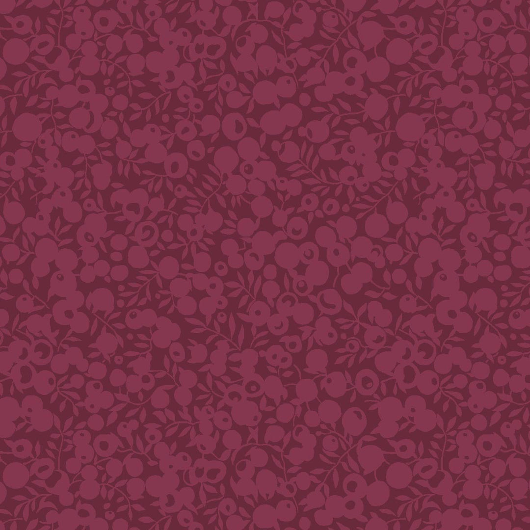 Liberty Wiltshire Shadow Blackcurrant puuvillakangas, violetin sävyinen marja- ja lehtikuosi.
