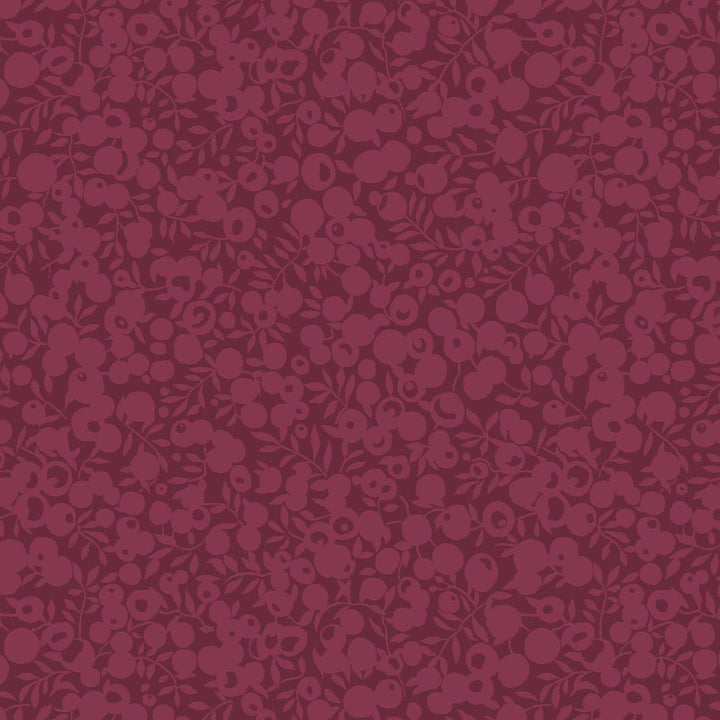 Liberty Wiltshire Shadow Blackcurrant puuvillakangas, violetin sävyinen marja- ja lehtikuosi.