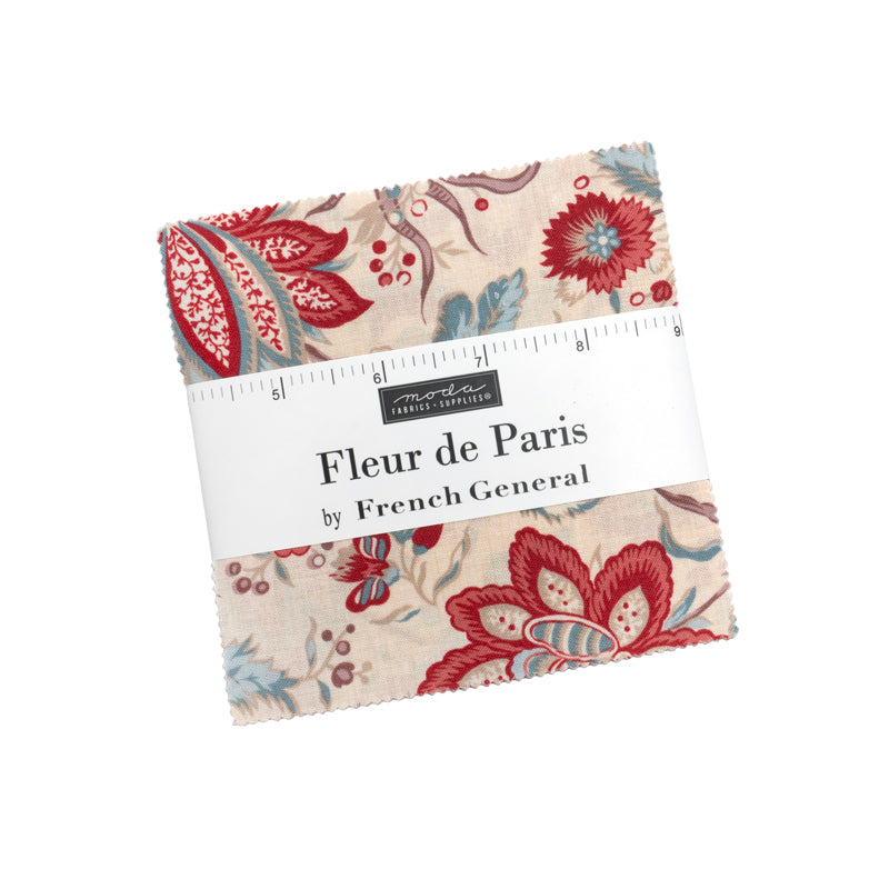 French General Fleur de Paris Charm Pack 13990PP – 42 puuvillaneliötä 1800-luvun pariisilaiskukkakuvioin, sävyinä garance-punainen, vaaleanpunainen, laventeli ja helmenvalkoinen