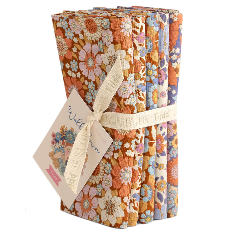 Tilda Wallflower Fat Quarter -nippu Caramel/Thistle puuvillakankaita. Pehmeä ruskean ja sinisen yhdistelmä.