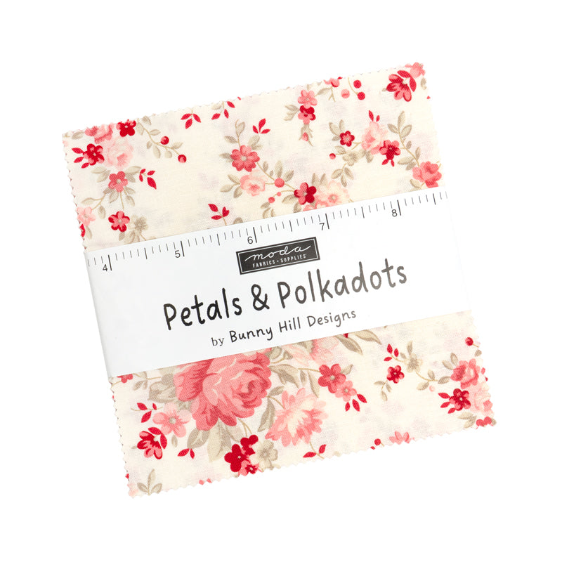Bunny Hill Designs Petals and Polka Dots Charm Pack 3080PP – 42 puuvillaneliötä puna-vaaleanpunaisissa sävyissä, kuvioina kukkia, pilkkuja, ruutuja ja paisleyta