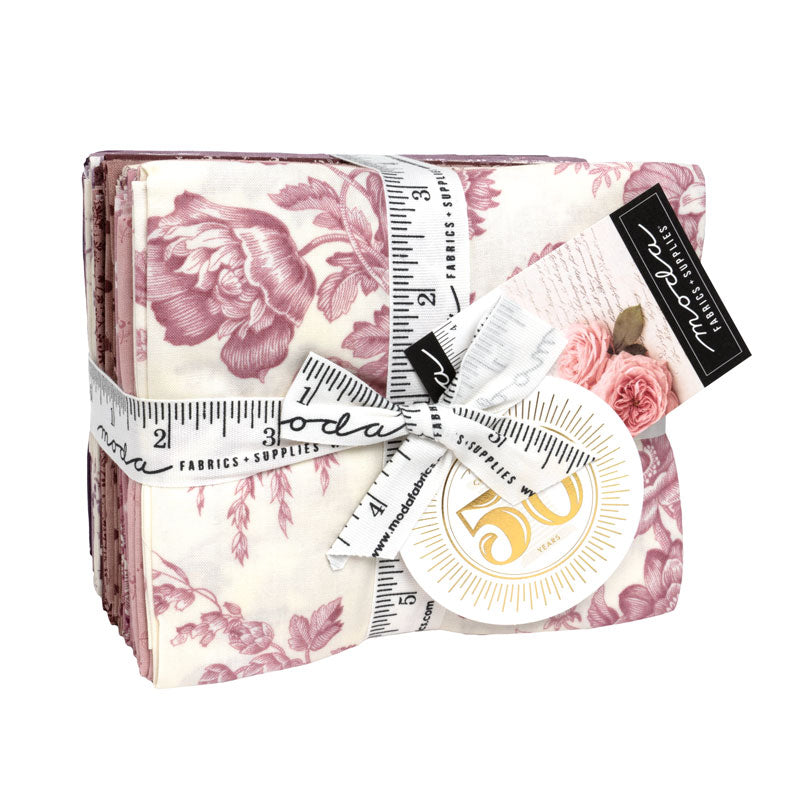 3 Sisters – Lavender Fields fat quarter -kangasnippu, 21 kpl vihreän ja beigen sävyissä, vintage-tyylisiä kukka- ja lehtikuvioita.