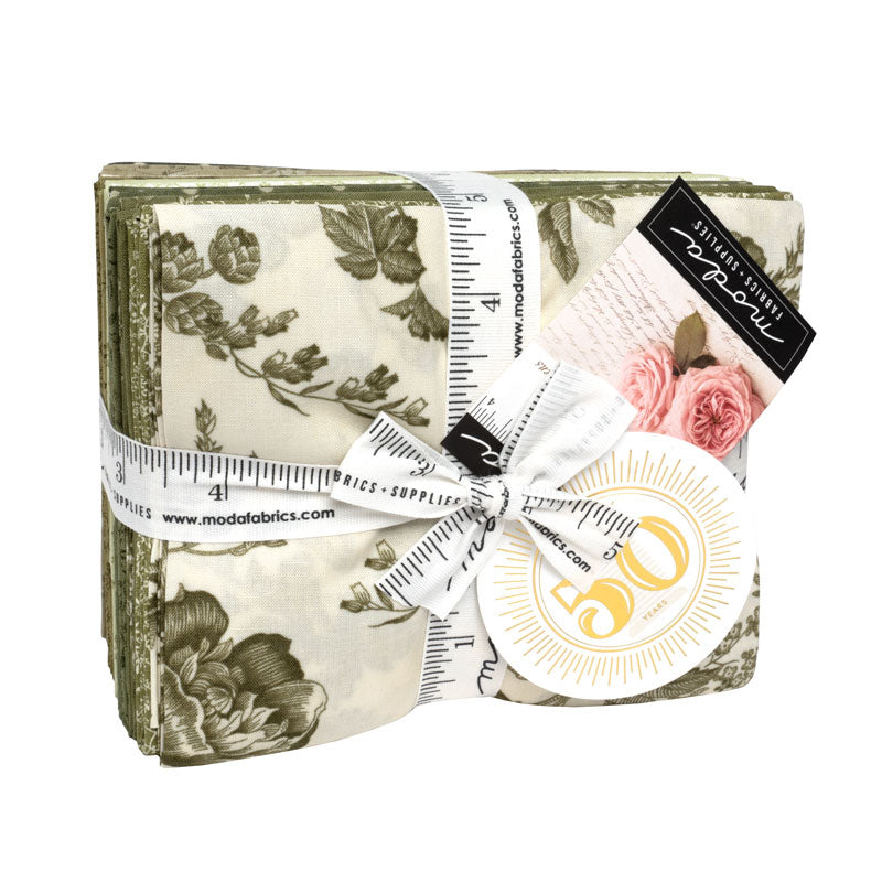 3 Sisters – Meadow Greens fat quarter -kangasnippu, 21 kpl vihreän ja beigen sävyissä, vintage-tyylisiä kukka- ja lehtikuvioita.