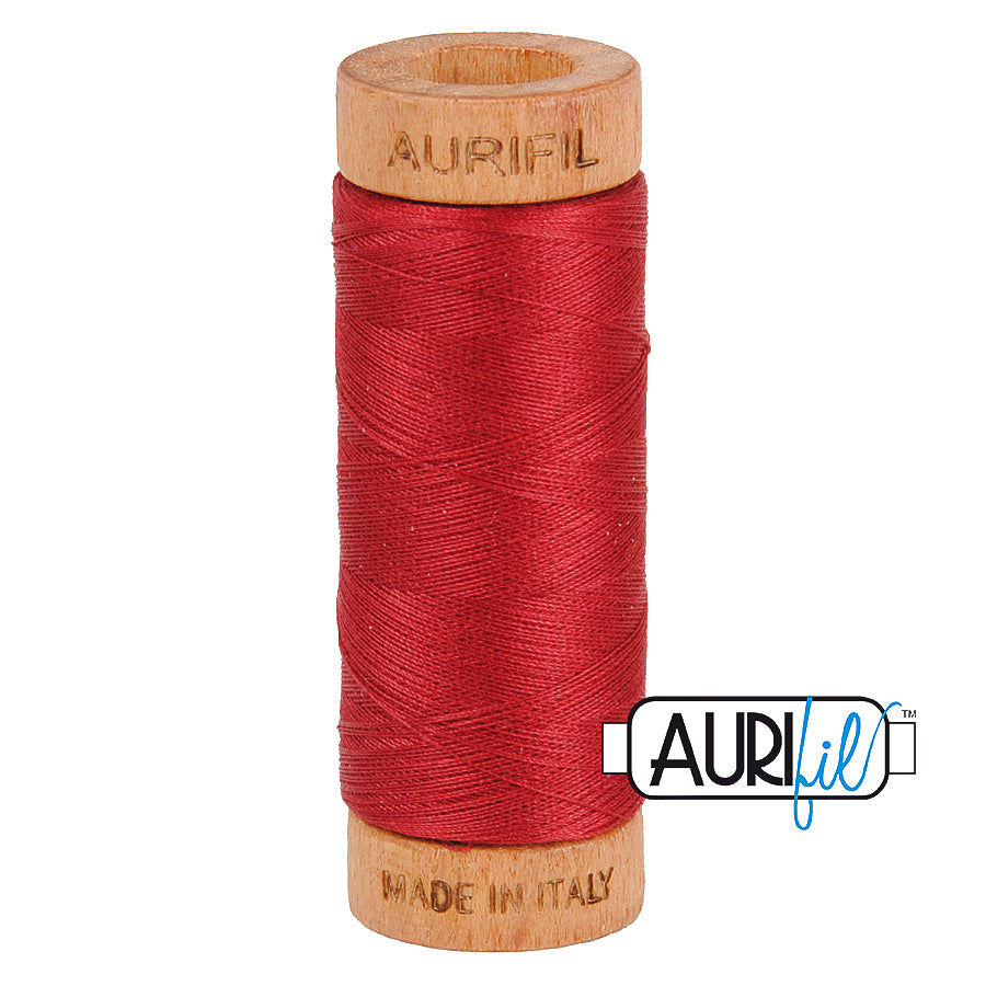 Aurifil 80wt 1103 Burgundy – ohut puuvillalanka käsinompeluun, tilkkutöihin ja konekirjontaan, punainen.