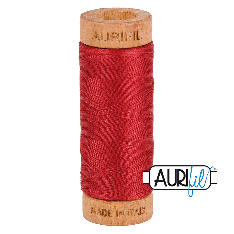 Aurifil 80wt 1103 Burgundy – ohut puuvillalanka käsinompeluun, tilkkutöihin ja konekirjontaan, punainen.