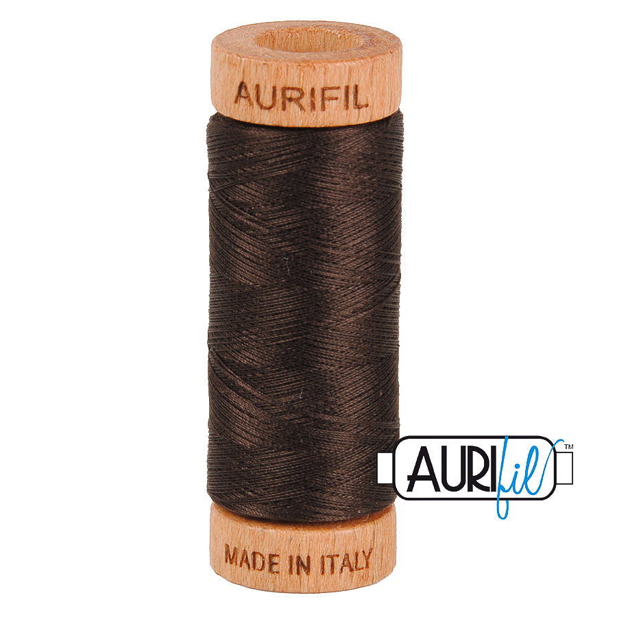 Aurifil 80wt 1130 Very Dark Bark – ohut puuvillalanka käsinompeluun, tilkkutöihin ja konekirjontaan, ruskean sävyinen.