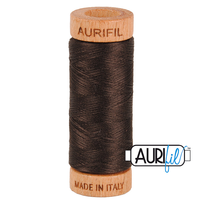 Aurifil 80wt 1130 Very Dark Bark – ohut puuvillalanka käsinompeluun, tilkkutöihin ja konekirjontaan, ruskean sävyinen.