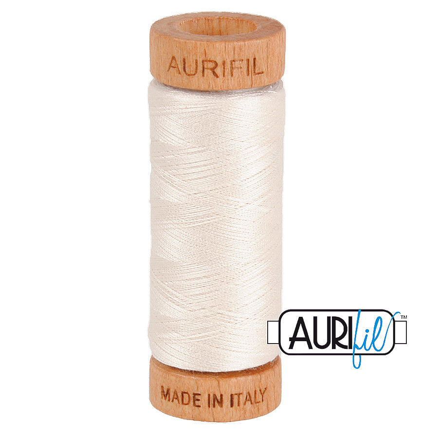 Aurifil 80wt 2311 Muslin – ohut puuvillalanka käsinompeluun, tilkkutöihin ja konekirjontaan, luonnonvalkoisen sävyinen.