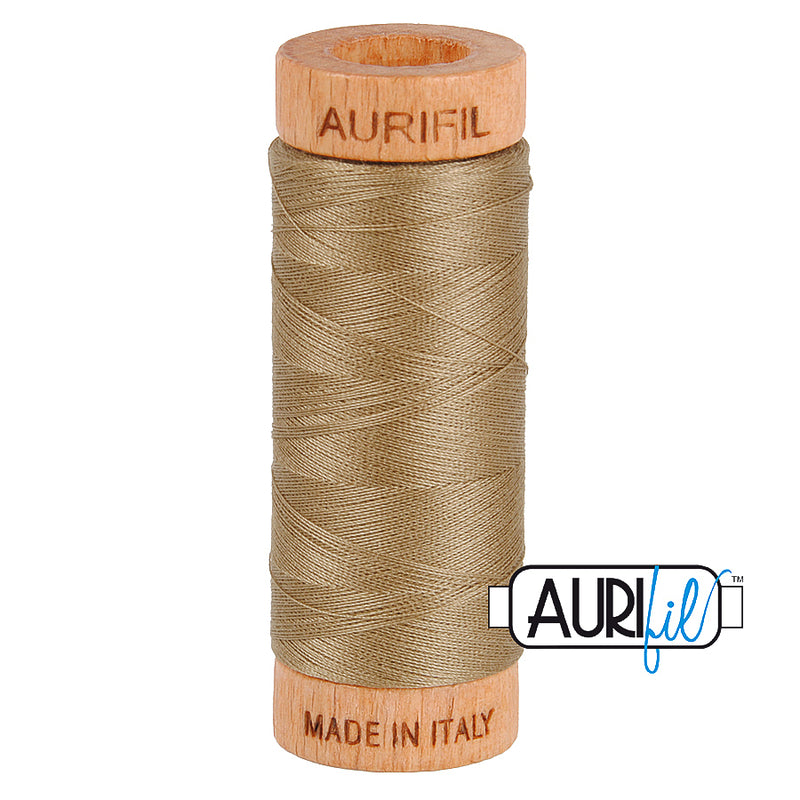 Aurifil 80wt 2370 Sandstone – ohut puuvillalanka käsinompeluun, tilkkutöihin ja konekirjontaan, beigen sävyinen.