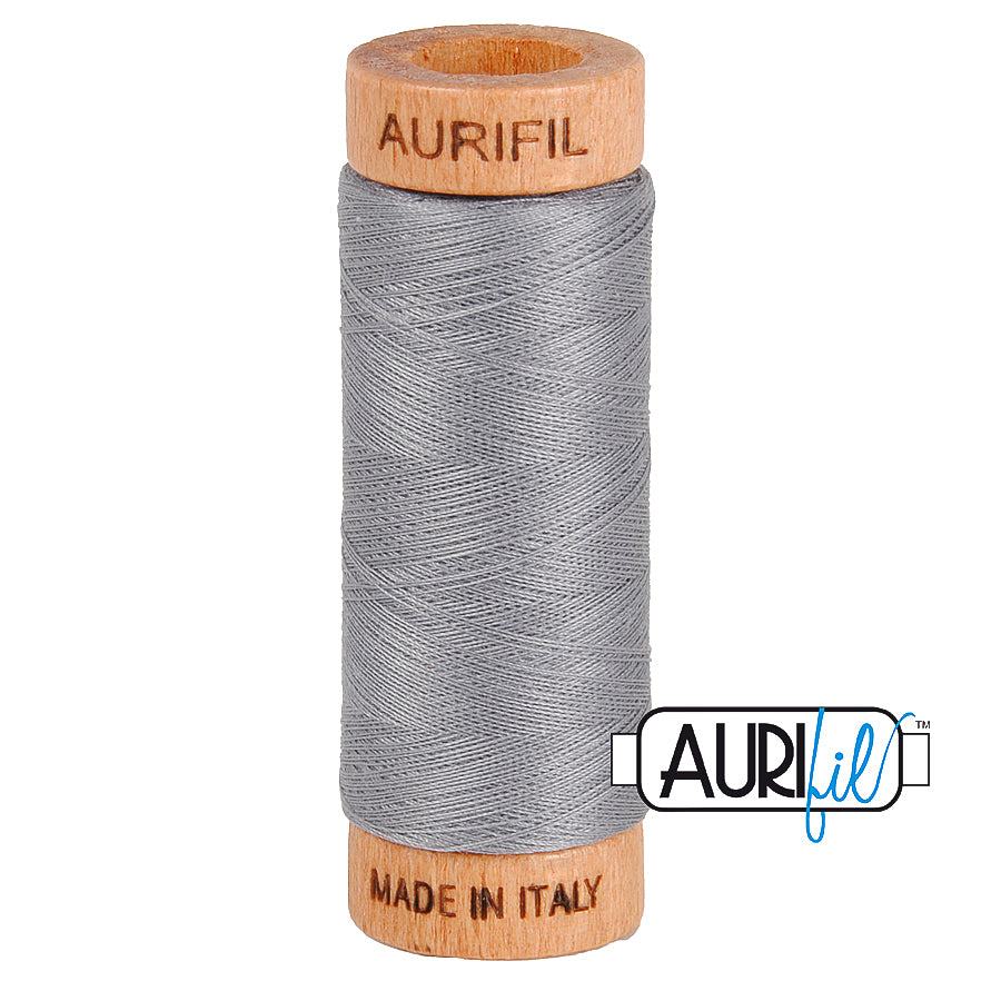 Aurifil 80wt 2605 Grey – ohut puuvillalanka käsinompeluun, tilkkutöihin ja konekirjontaan, harmaan sävyinen.