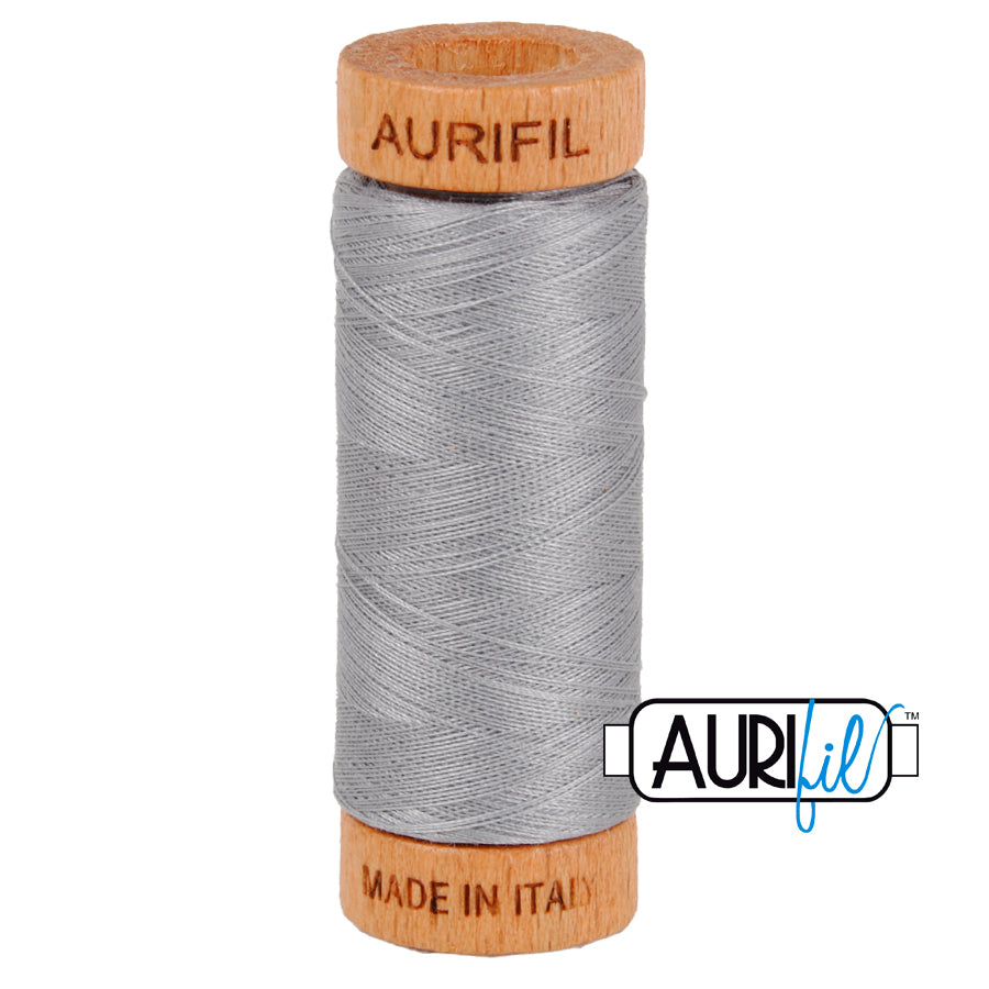 Aurifil 80wt 2606 Mist – ohut puuvillalanka käsinompeluun, tilkkutöihin ja konekirjontaan, harmaan sävyinen.