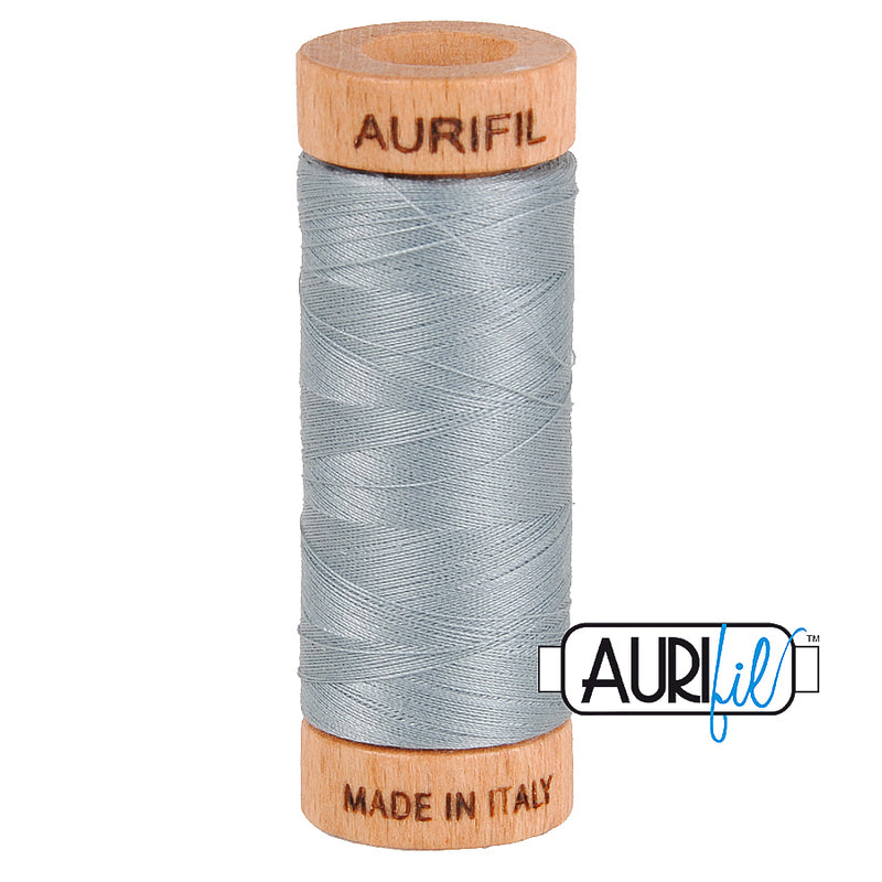 Aurifil 80wt 2610 Light Blue Grey – ohut puuvillalanka käsinompeluun, tilkkutöihin ja konekirjontaan, harmaan sävyinen.