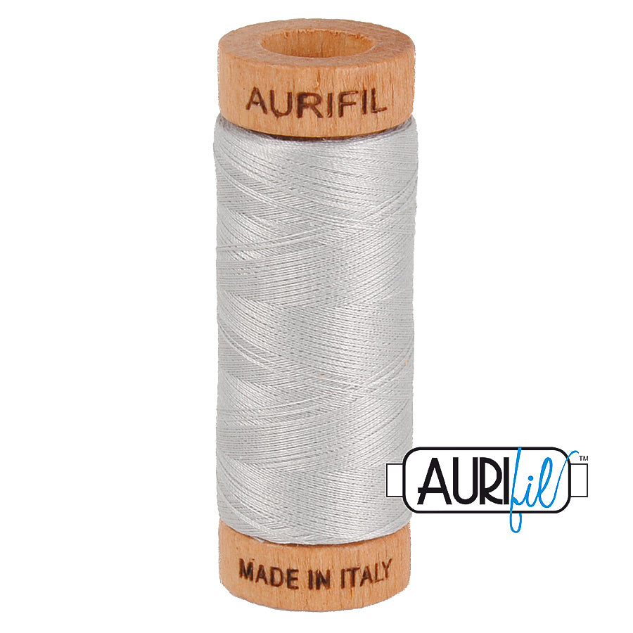 Aurifil 80wt 2615 Aluminum – ohut puuvillalanka käsinompeluun, tilkkutöihin ja konekirjontaan, harmaan sävyinen.