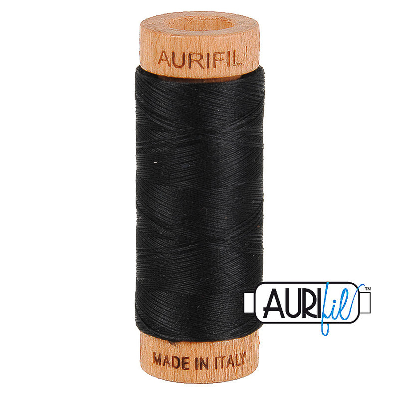 Aurifil 80wt 2692 Black – ohut puuvillalanka käsinompeluun, tilkkutöihin ja konekirjontaan, musta.