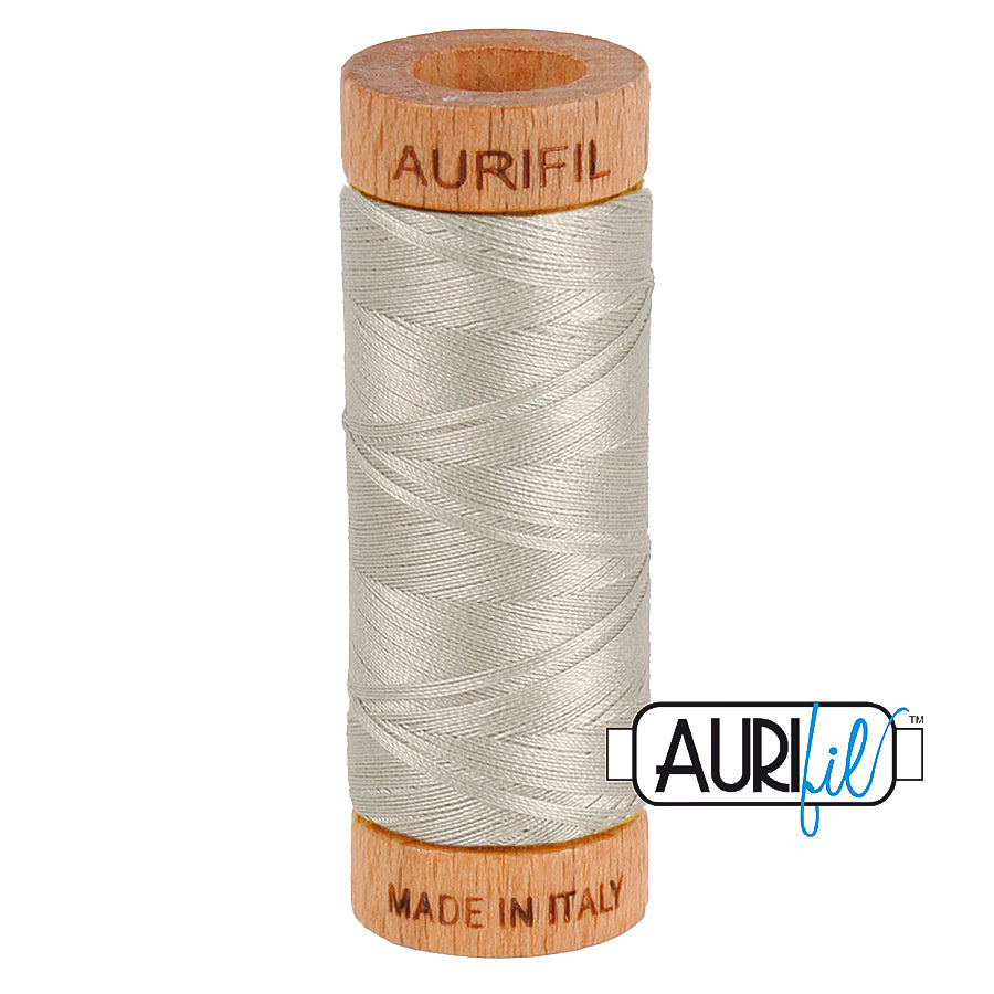 Aurifil 80wt 5021 Light Grey – ohut puuvillalanka käsinompeluun, tilkkutöihin ja konekirjontaan, harmaan sävyinen.