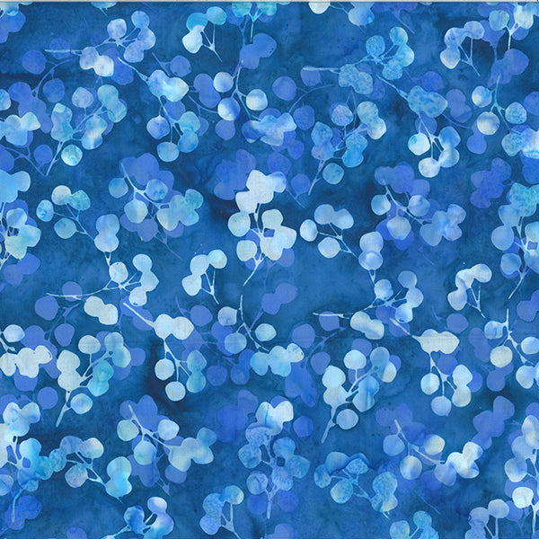 Bali Handpaints Eucalyptus Wade -batiikkipuuvillakangas, tummansinisella pohjalla ja pienet vaaleansiniset-turkoosipiste-lehdet.