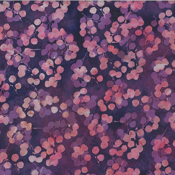 Bali Handpaints Eucalyptus Wild Berry -batiikkipuuvillakangas, violetin pohjalla ja pienet vaaleanpunaiset-lehdet.