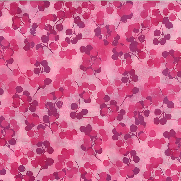 Bali Handpaints Eucalyptus Raspberry -batiikkipuuvillakangas, vaaleanpunaisella pohjalla ja pienet vaaleanpunaiset lehdet.