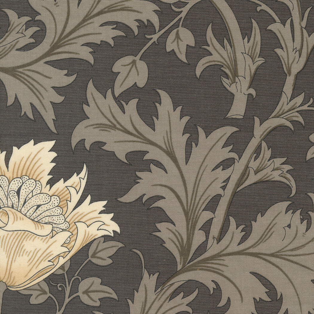 Barbara Brackmanin suunnittelema Ebony Suite -kokoelman 8380-16 Anemone Charcoal -puuvillakangas, jossa on Morris-tyylinen kuvio.