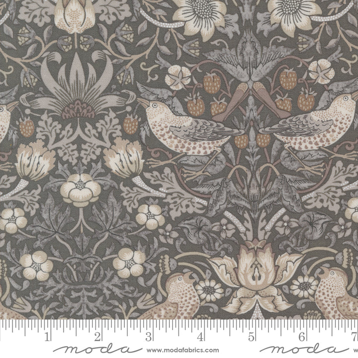 Barbara Brackmanin suunnittelema Ebony Suite -kokoelman 8382-14 Strawberry Thief Charcoal -puuvillakangas, jossa on Morris-tyylinen kuvio.