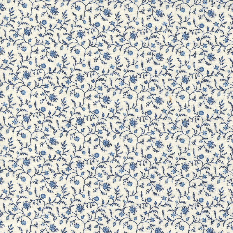 Lähikuva Betsy Chutchian Amelia’s Blues -kokoelman Ivory Temperance Blender -puuvillakankaasta, vaalea hillitty kuosi, Moda Fabrics.