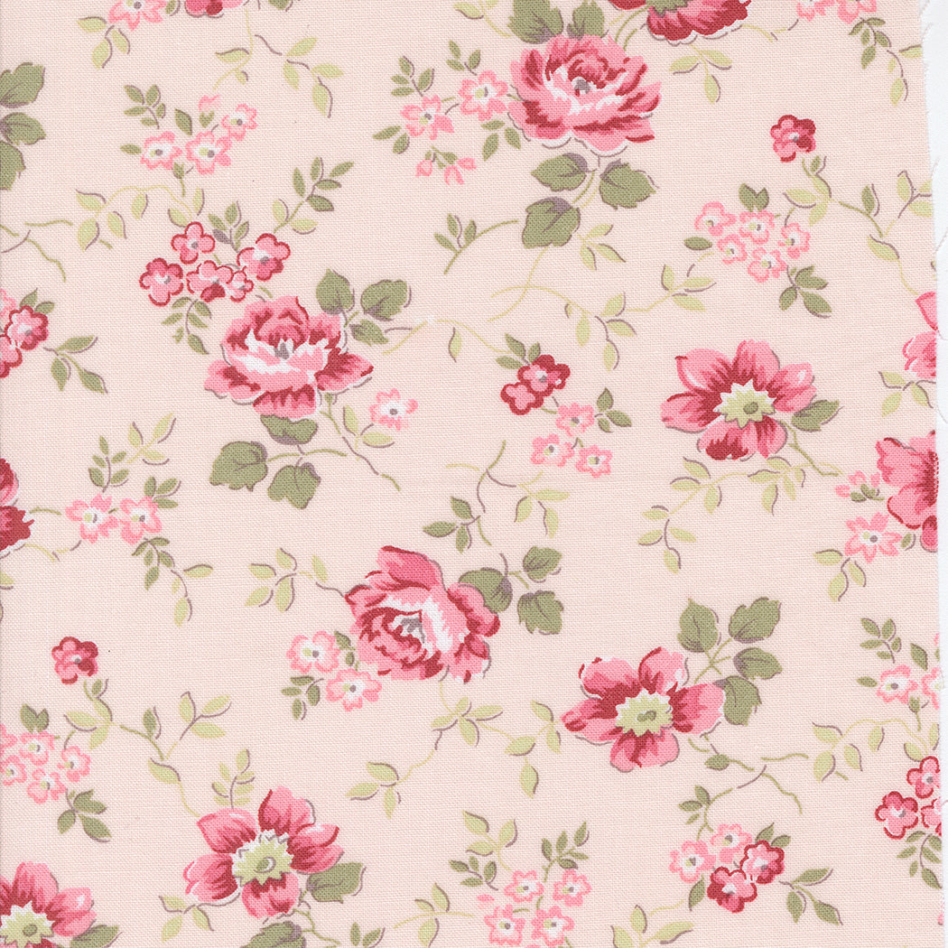 Vaaleanpunaiinen Bunny Hill Designs Very Sweet Christmas 3060-15 Christmas Rose Blush puuvillakangas, punaisilla ja vaaleanpunaisilla ruusuilla ja vihreillä lehdillä.
