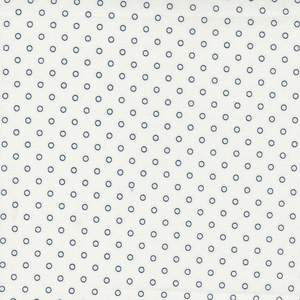 Nantucket Summer -kokoelmasta Smitten Dot Cream -kangas, suunnittelijana Camille Roskelley. Valkoinen pohja, täplät.