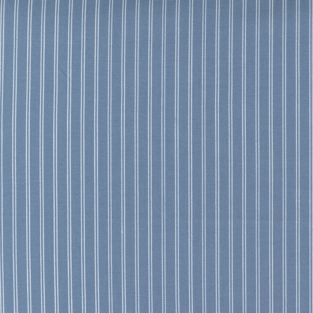 Nantucket Summer -kokoelmasta Stripe Lake -kangas, suunnittelijana Camille Roskelley. Vaalean sininen pohja, raidallinen.