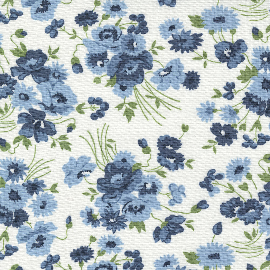 Camille Roskelley Nantucket Summer Summerset Cream Multi -puuvillakangas, kaunis vihreä sinen kukat, vaalealla pohjalla, sopii tilkkutöihin ja ompeluprojekteihin.