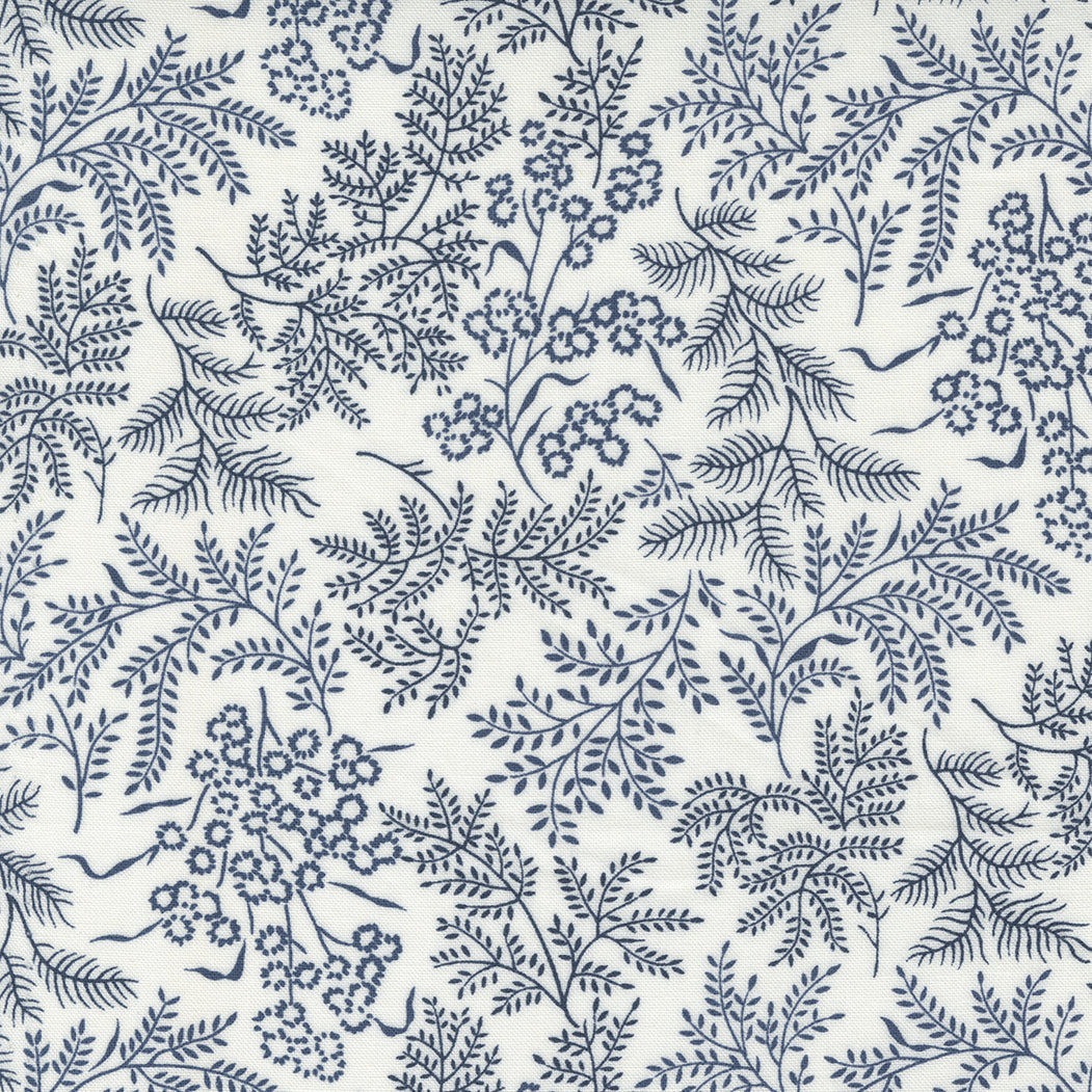 Nantucket Summer -kokoelmasta Sconset Landscape Cream Navy -kangas, suunnittelijana Camille Roskelley. Vaalea pohja, jossa tummansinisiä kukkakuvioita.