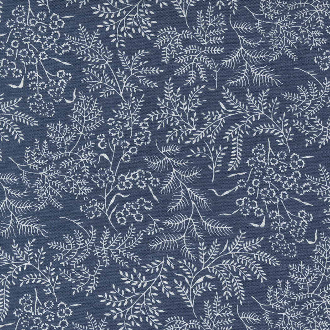 Nantucket Summer -kokoelmasta Sconset Landscape Navy -kangas, suunnittelijana Camille Roskelley. Tummansininen pohja, jossa kukkakuvioita.