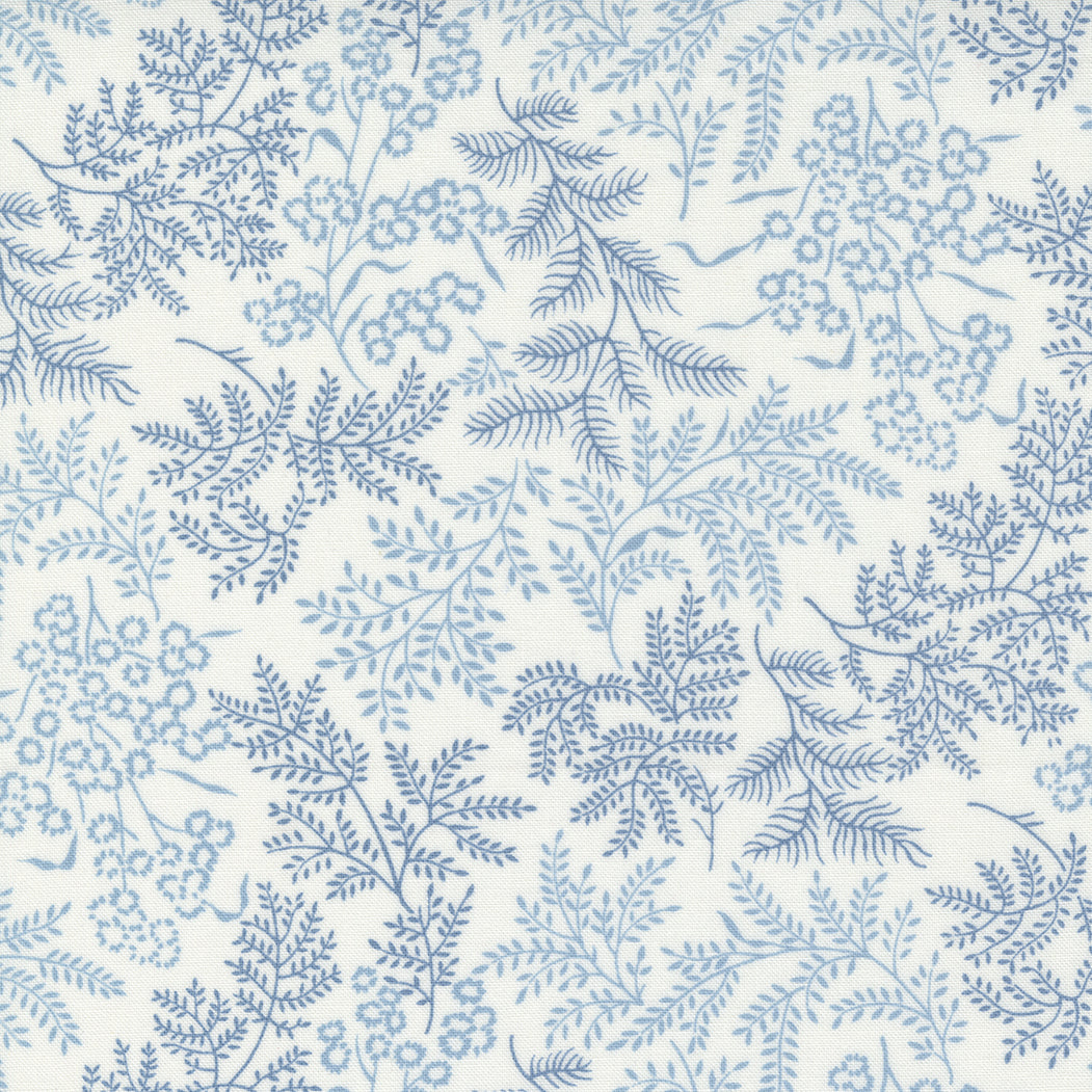 Nantucket Summer -kokoelmasta Sconset Landscape Cream Blue -kangas, suunnittelijana Camille Roskelley. Vaalea pohja, jossa sinisiä kukkakuvioita.