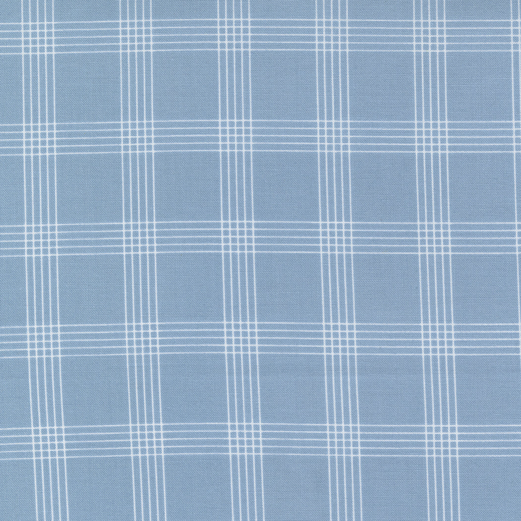 Nantucket Summer -kokoelmasta Plaid Light Blue -kangas, suunnittelijana Camille Roskelley. Vaalean sininen pohja, ruudullienen.