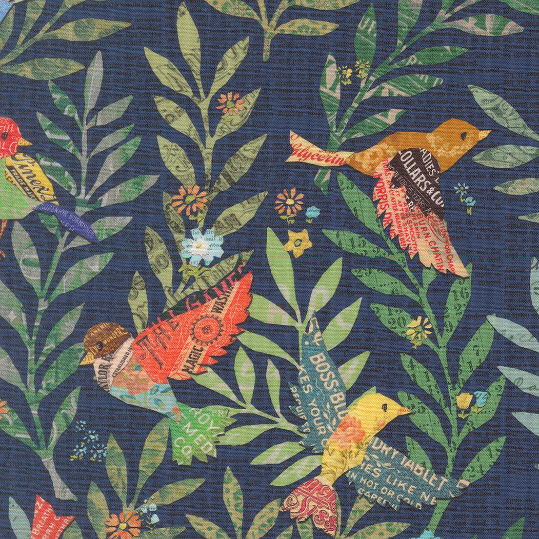 Cathe Holdenin Paper Hamlet kokoelman Birds Midnight -puuvillakangas, vintage-tyylinen printti, jossa on laululintuja ja paperimaisia kuvioita, tummansinisella pohjalla.