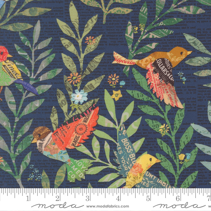 Cathe Holdenin Paper Hamlet kokoelman Birds Midnight -puuvillakangas, vintage-tyylinen printti, jossa on laululintuja ja paperimaisia kuvioita, tummansinisella pohjalla.