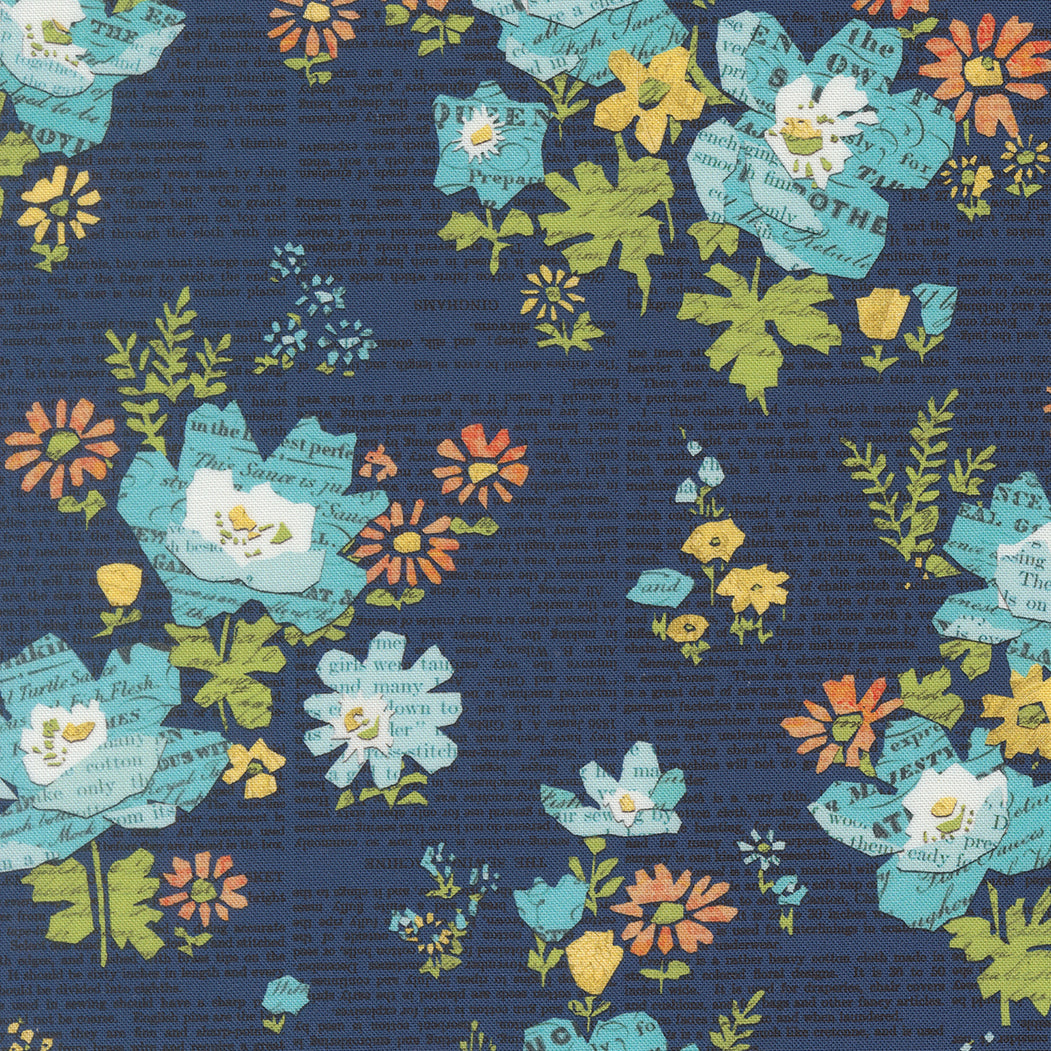 Cathe Holdenin Paper Hamlet kokoelman Floral Midnight -puuvillakangas, vintage-tyylinen printti, jossa on kukkia ja paperimaisia kuvioita tummansinisella pohjalla.