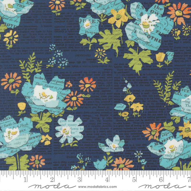Cathe Holdenin Paper Hamlet kokoelman Floral Midnight -puuvillakangas, vintage-tyylinen printti, jossa on kukkia ja paperimaisia kuvioita tummansinisella pohjalla.