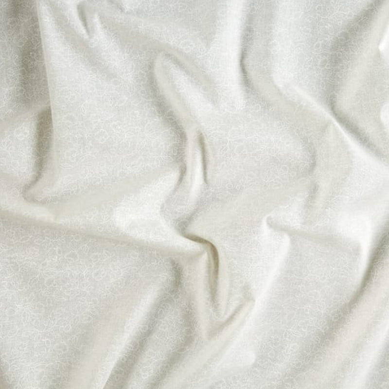 Valkoinen Classical Cotton -puuvillakangas, leveys 275 cm, white-on-white -kuvioitu taustakangas tilkkutöihin.