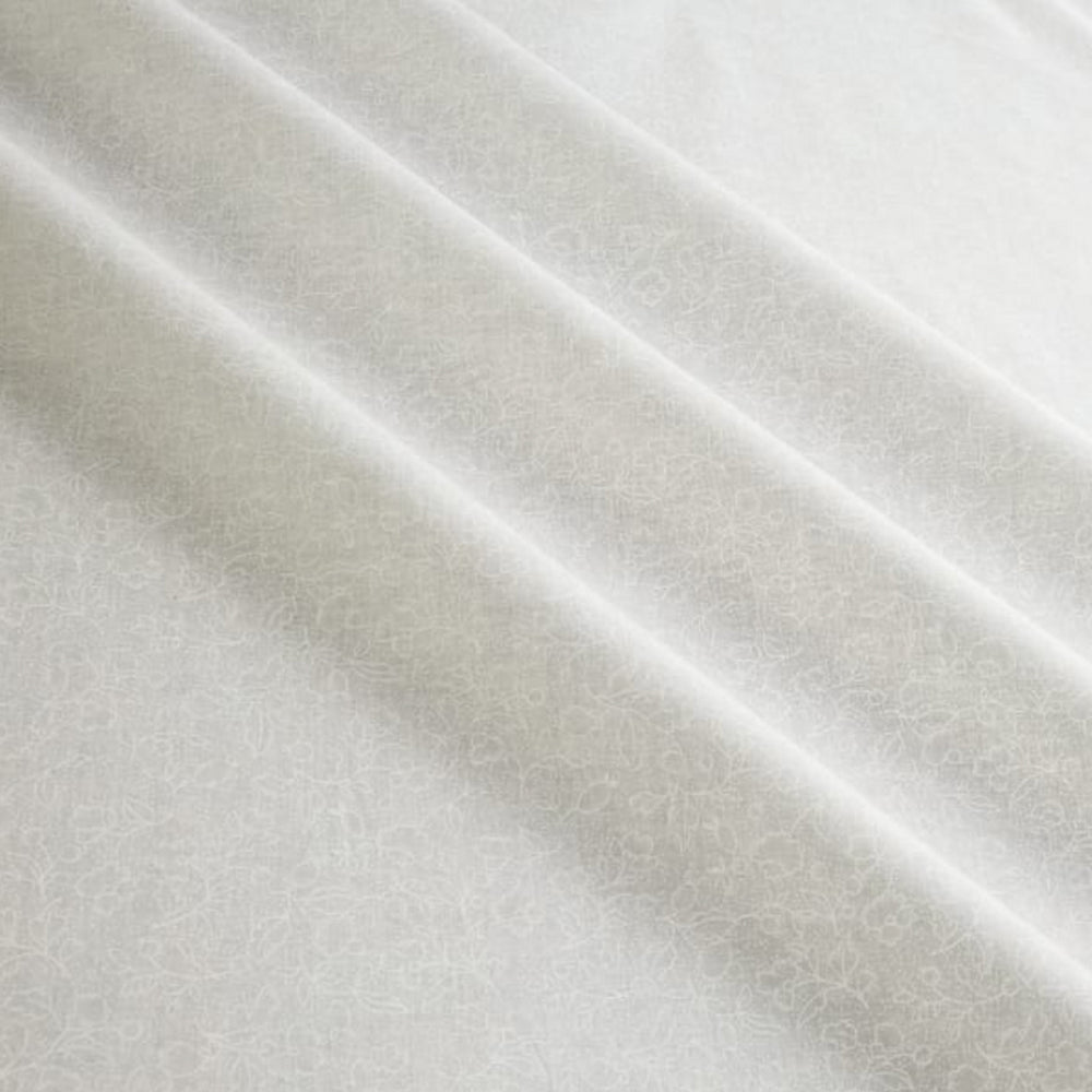 Valkoinen Classical Cotton -puuvillakangas, leveys 275 cm, white-on-white -kuvioitu taustakangas tilkkutöihin.
