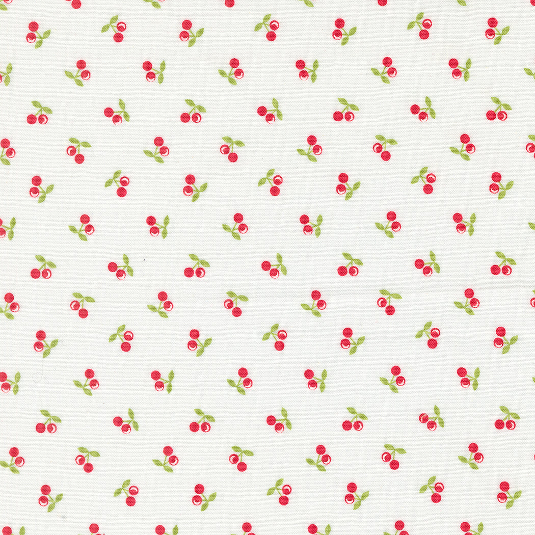 Puuvillakangas, Corey Yoder Cali & Co. Cherries Cloud, kirsikkakuvio vaalealla taustalla.