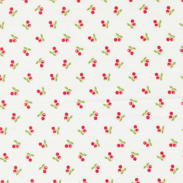 Puuvillakangas, Corey Yoder Cali & Co. Cherries Cloud, kirsikkakuvio vaalealla taustalla.