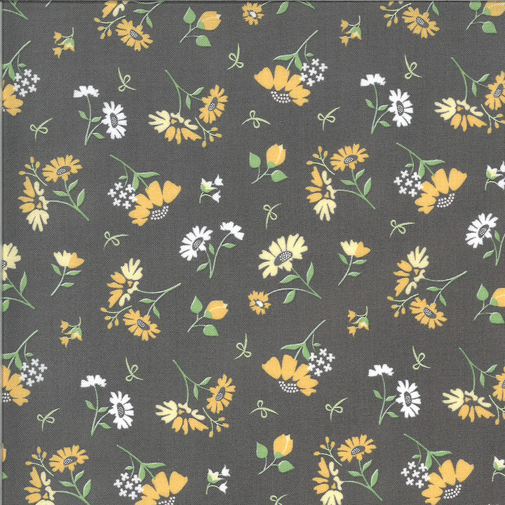 Corey Yoderin Spring Brook kokoelmasta Daisies Slate puuvillakangas, harmaa kangas, jossa pieniä valko-keltaisia kukkakuvioita.