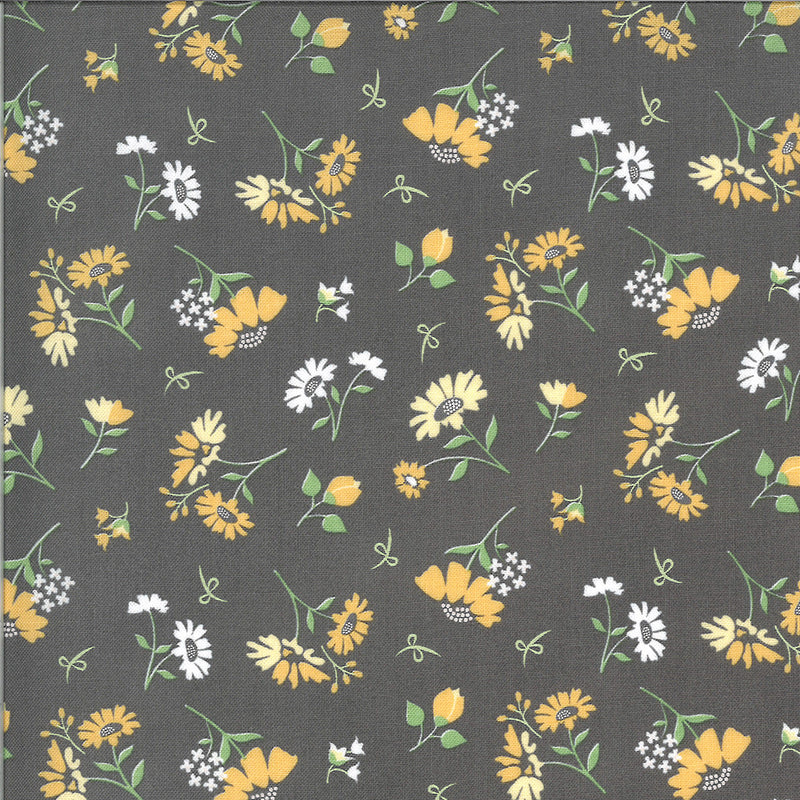 Corey Yoderin Spring Brook kokoelmasta Daisies Slate puuvillakangas, harmaa kangas, jossa pieniä valko-keltaisia kukkakuvioita.