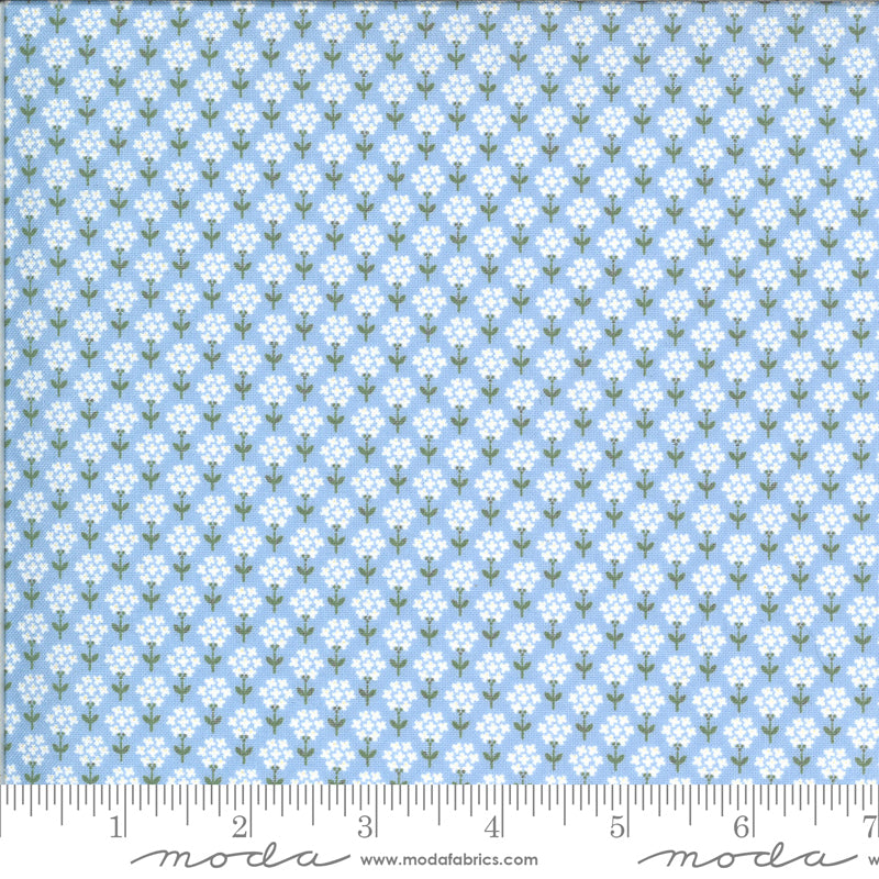 Corey Yoderin Spring Brook kokoelmasta Flower Dots Bluebonnet puuvillakangas, sininen kangas, jossa pieniä valkoisia kukkakuvioita.
