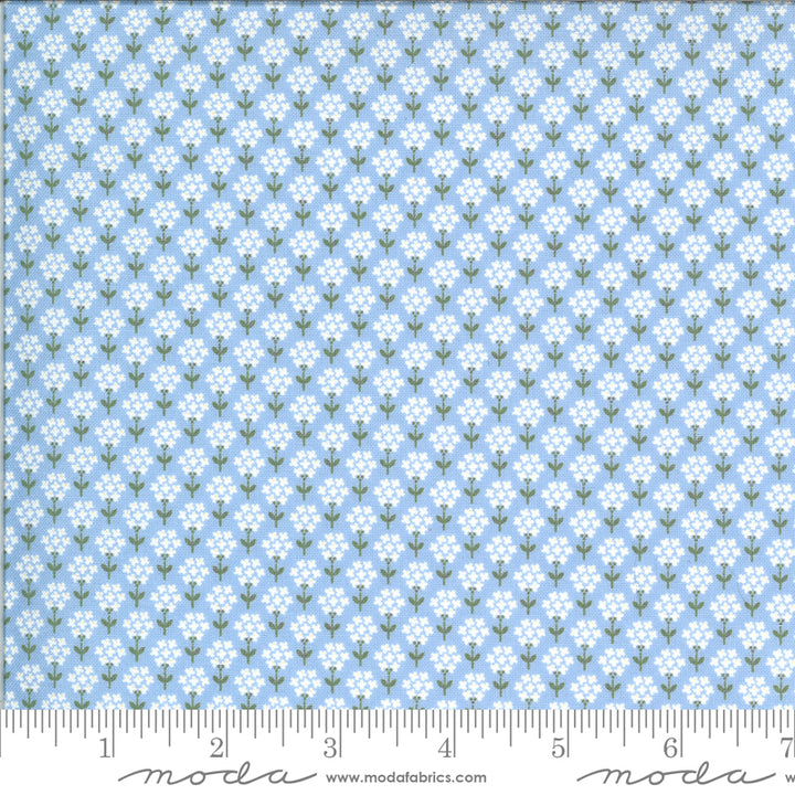 Corey Yoderin Spring Brook kokoelmasta Flower Dots Bluebonnet puuvillakangas, sininen kangas, jossa pieniä valkoisia kukkakuvioita.