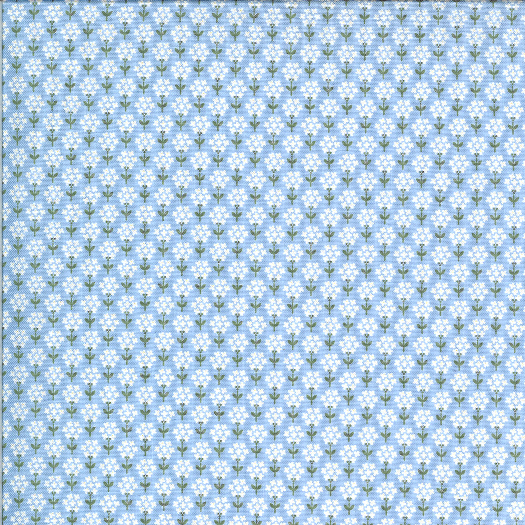 Corey Yoderin Spring Brook kokoelmasta Flower Dots Bluebonnet puuvillakangas, sininen kangas, jossa pieniä valkoisia kukkakuvioita.