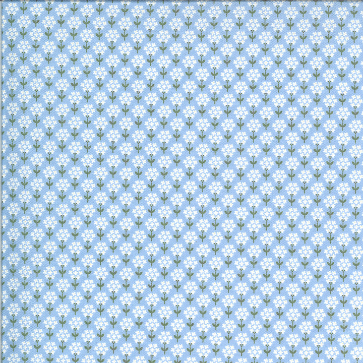 Corey Yoderin Spring Brook kokoelmasta Flower Dots Bluebonnet puuvillakangas, sininen kangas, jossa pieniä valkoisia kukkakuvioita.