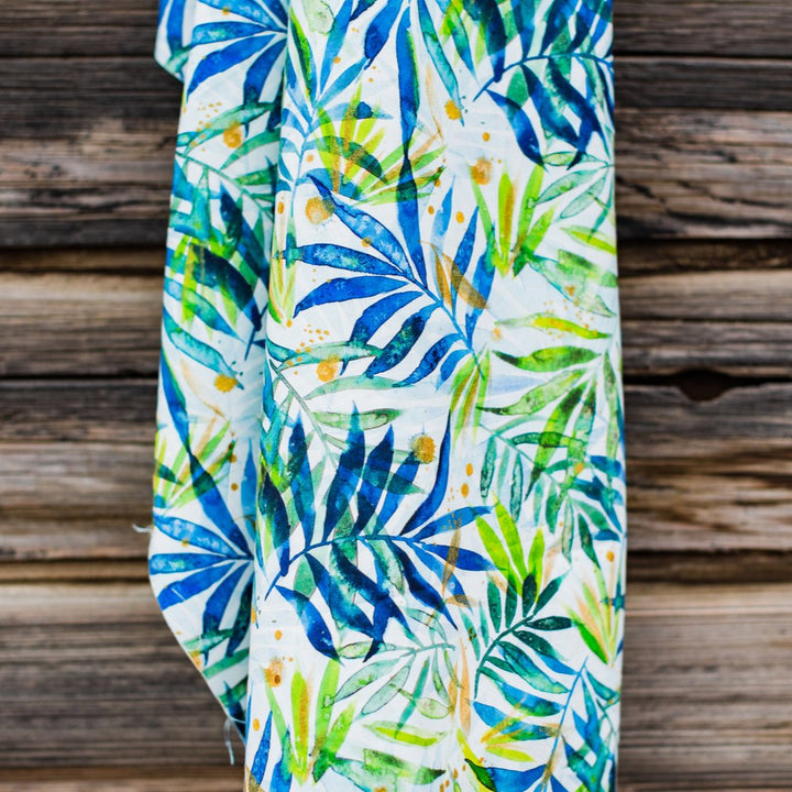 Puuvillakangas sinivihreillä lehtikuvioilla ja pilvivaalealla taustalla – Fresh As A Daisy 8495-11, Moda / Create Joy Project