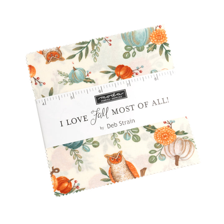 Deb Strain – I Love Fall Most of All – 5" charm pack, jossa 42 esileikattua puuvillaneliötä syksyisissä sävyissä kurpitsoilla, pöllöillä ja lehtikuvioilla.